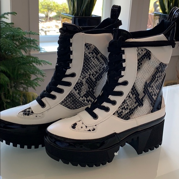 Wild Diva Soldier lace-up boot - size 6 - Picture 1 of 10